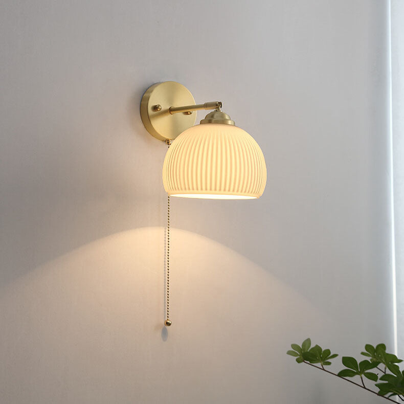 Applique murale nordique en laiton avec verre blanc rayé et cordon de tirage – 1 lumière