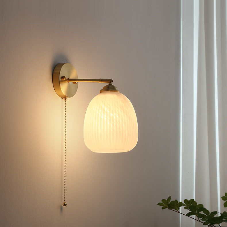 Applique murale nordique en laiton avec verre blanc rayé et cordon de tirage – 1 lumière