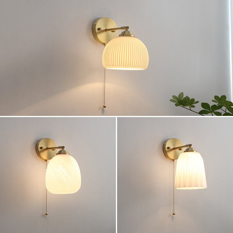 Applique murale nordique en laiton avec verre blanc rayé et cordon de tirage – 1 lumière