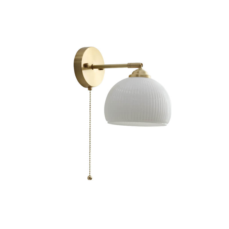 Applique murale nordique en laiton avec verre blanc rayé et cordon de tirage – 1 lumière