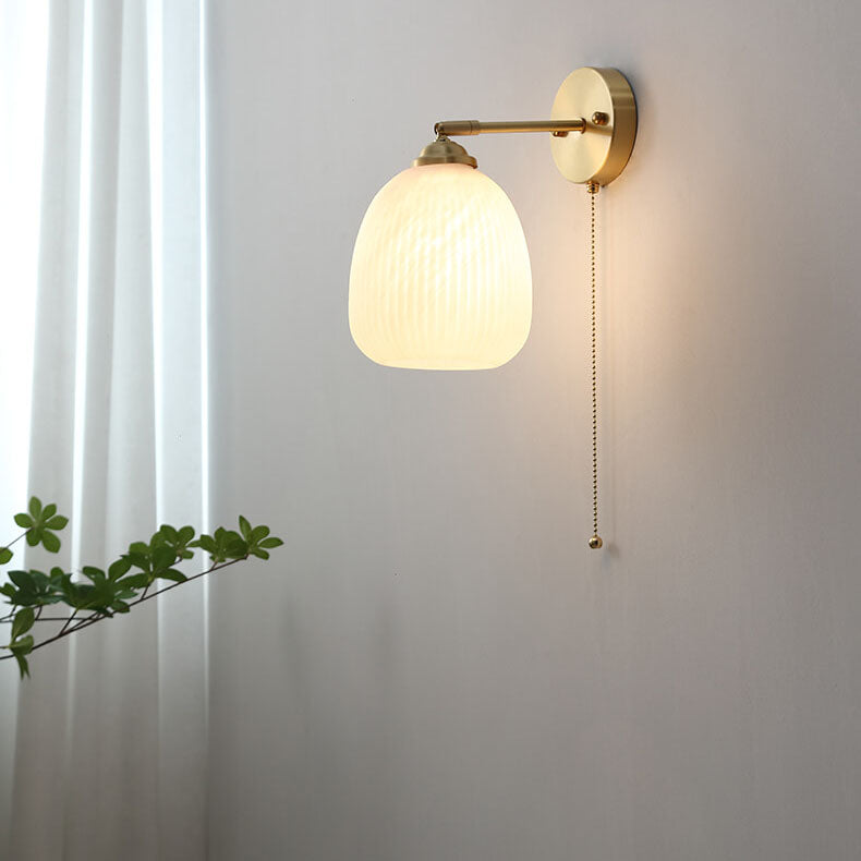 Applique murale nordique en laiton avec verre blanc rayé et cordon de tirage – 1 lumière