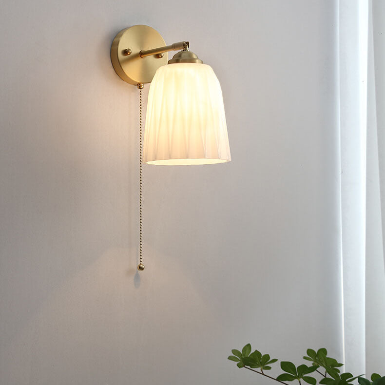 Applique murale nordique en laiton avec verre blanc rayé et cordon de tirage – 1 lumière