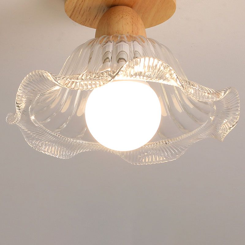 Plafonnier semi-affleurant nordique – verre transparent et bois clair