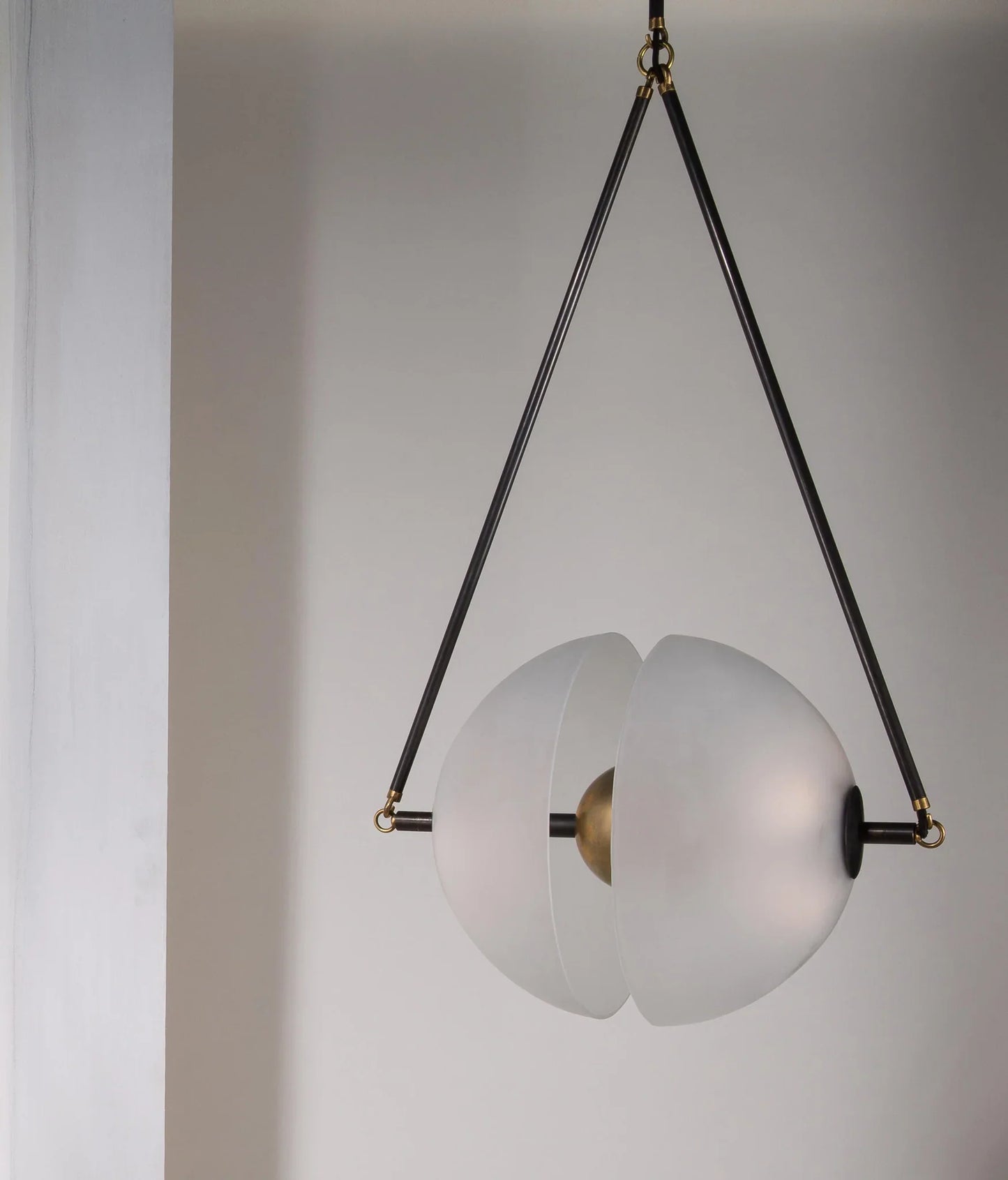 Suspension Design Verre Dépoli et Laiton Doré