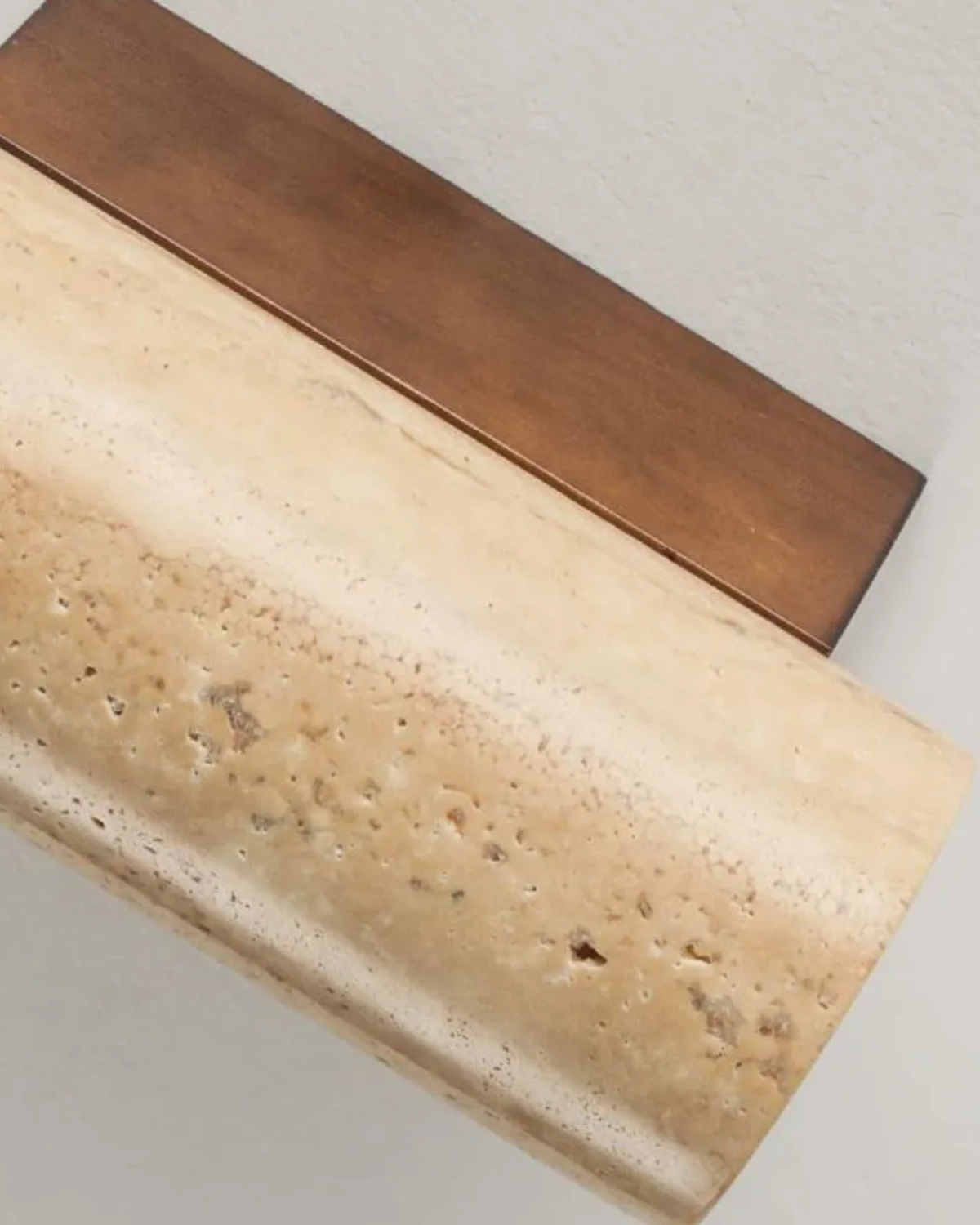 Applique Murale Le Bloc Éclatant – Alliance du Travertin Naturel et d’un Design Minimaliste
