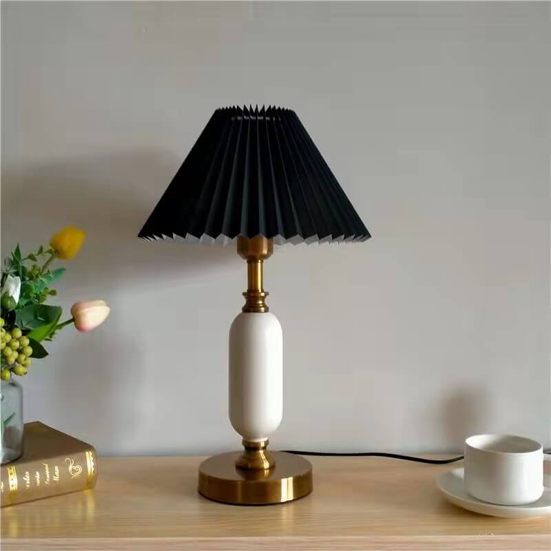 Lampe de table rétro avec abat-jour plissé et base colonne – Élégance intemporelle