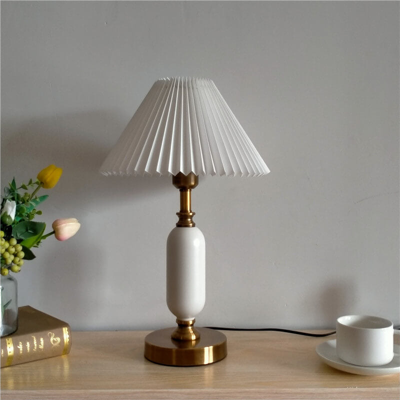 Lampe de table rétro avec abat-jour plissé et base colonne – Élégance intemporelle