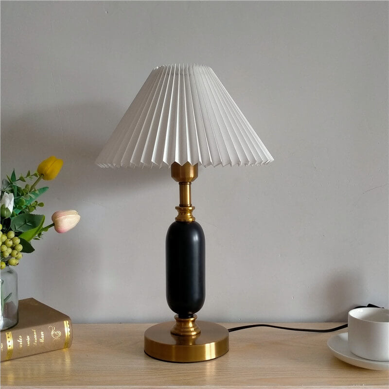 Lampe de table rétro avec abat-jour plissé et base colonne – Élégance intemporelle
