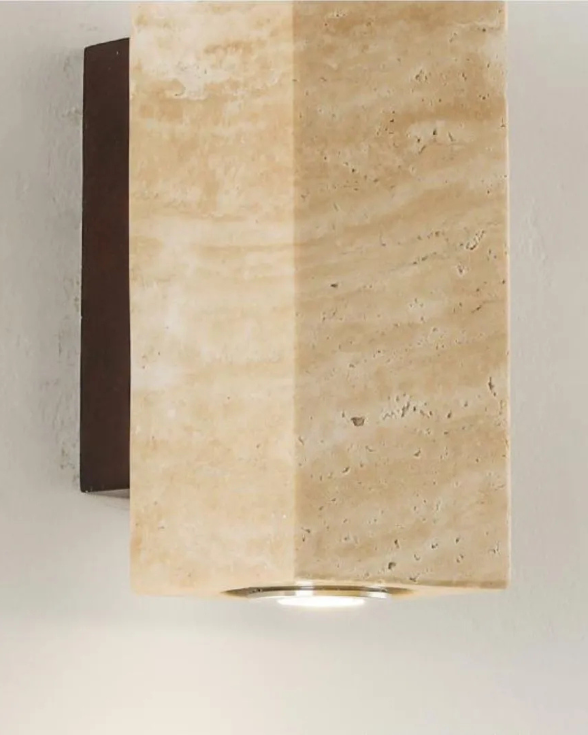 Applique Murale Le Bloc Éclatant – Alliance du Travertin Naturel et d’un Design Minimaliste