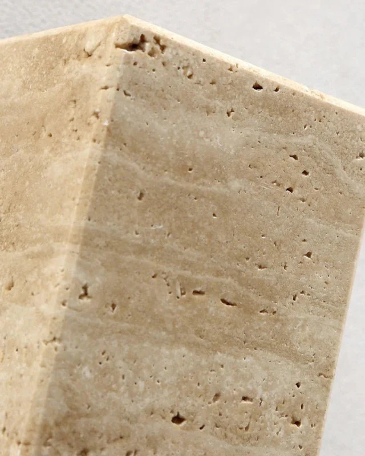 Applique Murale Le Bloc Éclatant – Alliance du Travertin Naturel et d’un Design Minimaliste