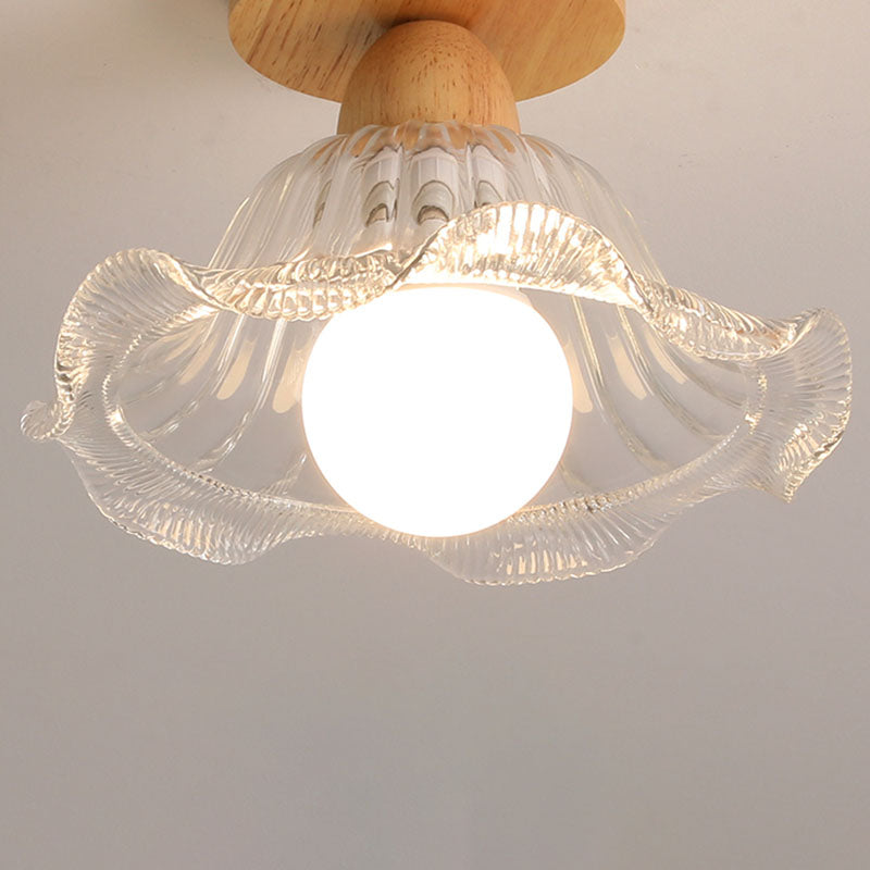 Plafonnier semi-affleurant nordique – verre transparent et bois clair