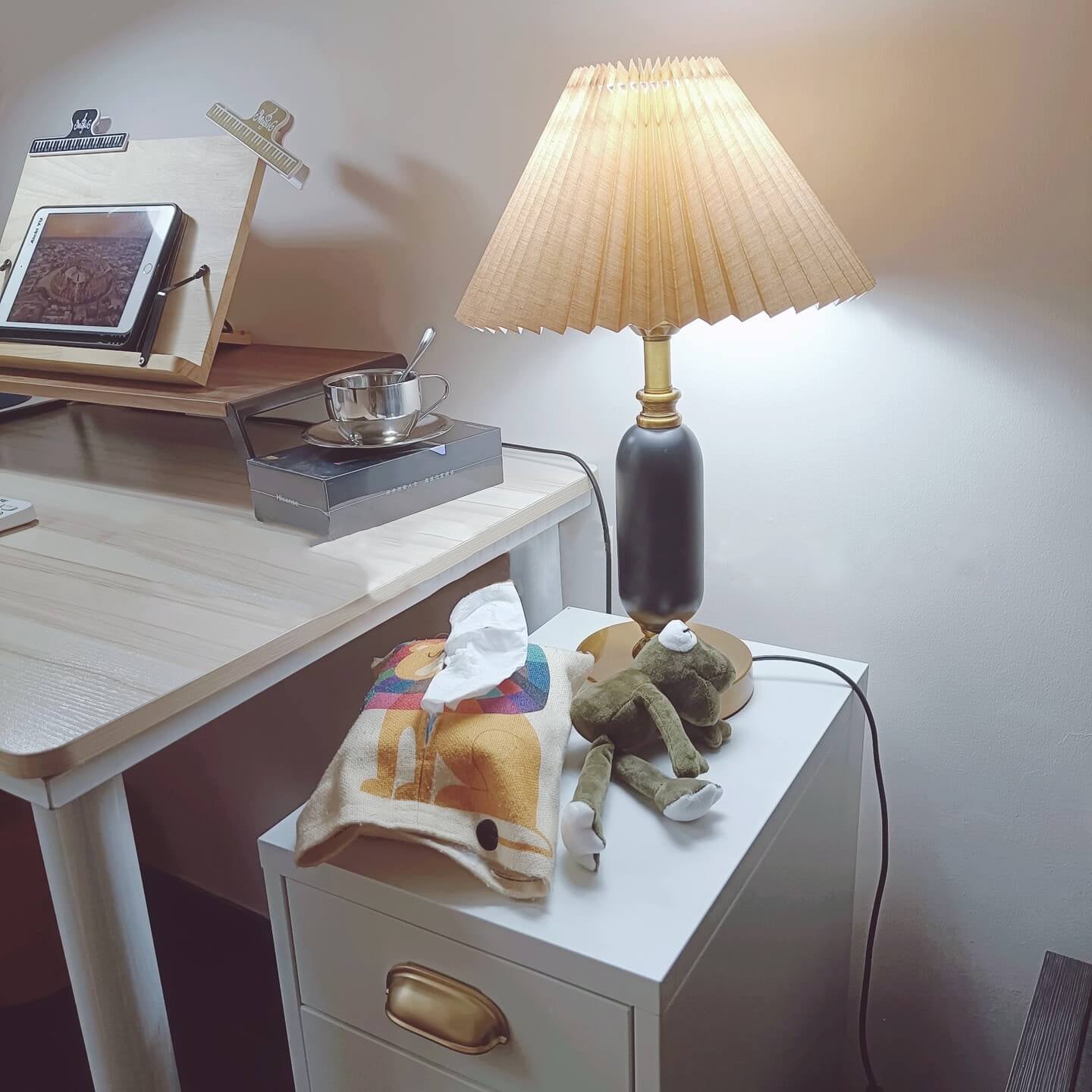 Lampe de table rétro avec abat-jour plissé et base colonne – Élégance intemporelle