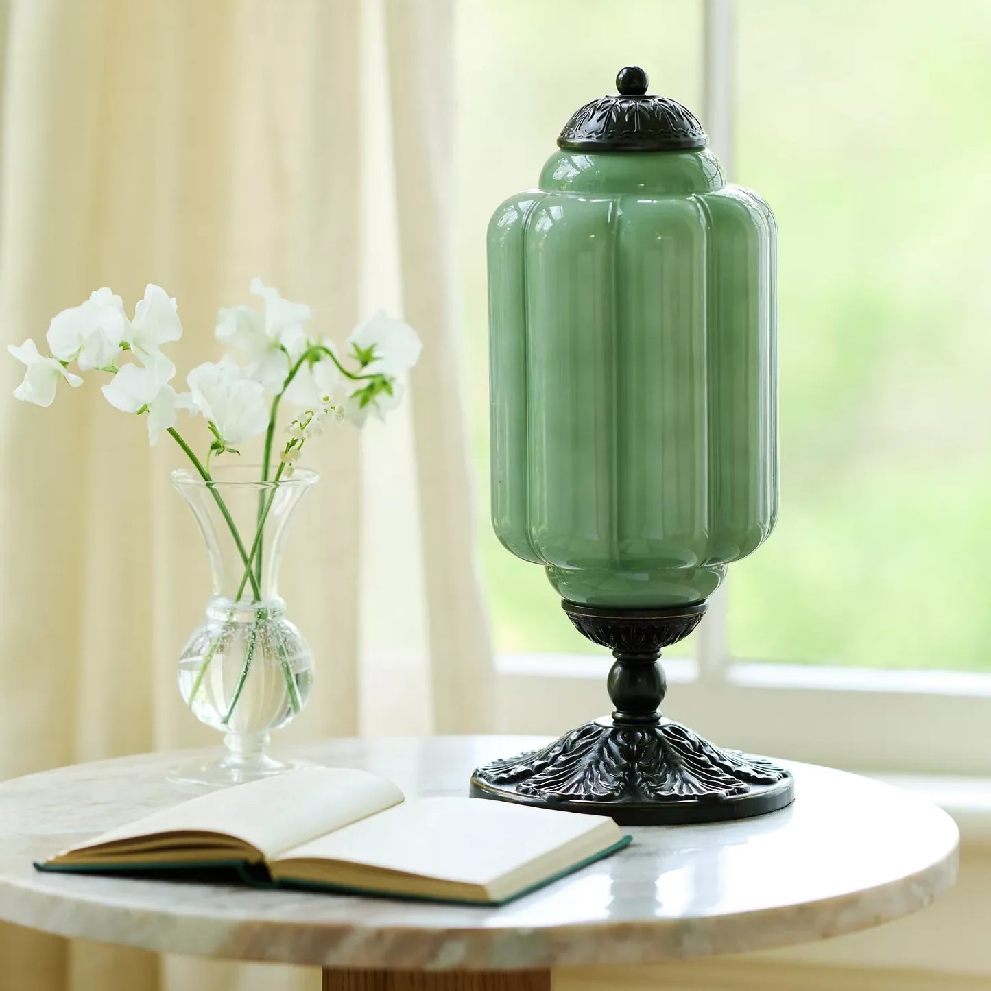 Lampe Eloise Vintage en Verre Opalin, Laiton Sculpté, H38cm