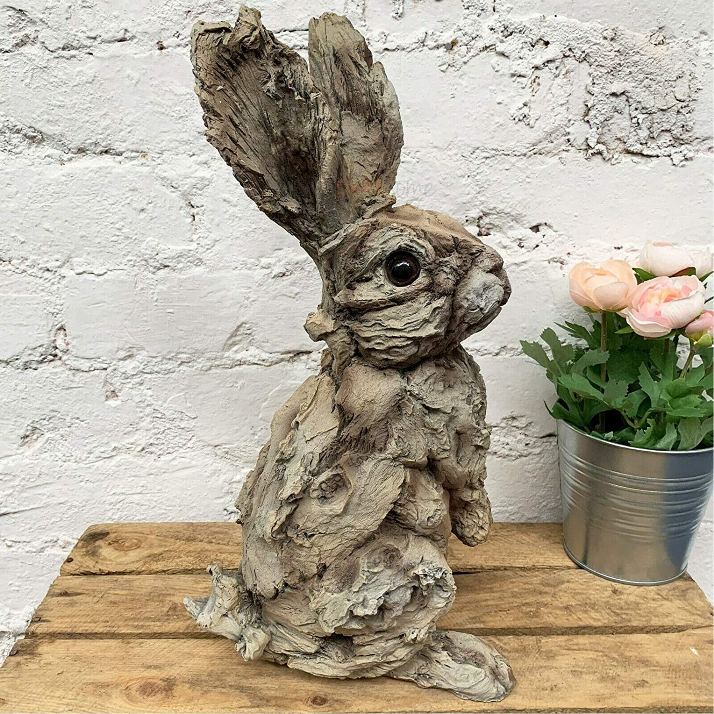 Sculpture de lièvre effet bois – décoration extérieure en résine