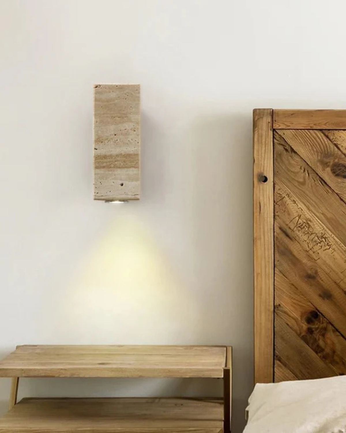 Applique Murale Le Bloc Éclatant – Alliance du Travertin Naturel et d’un Design Minimaliste