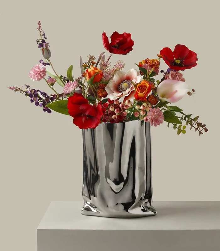 Vase en Céramique Effet Sac en Papier – Élégant et Moderne