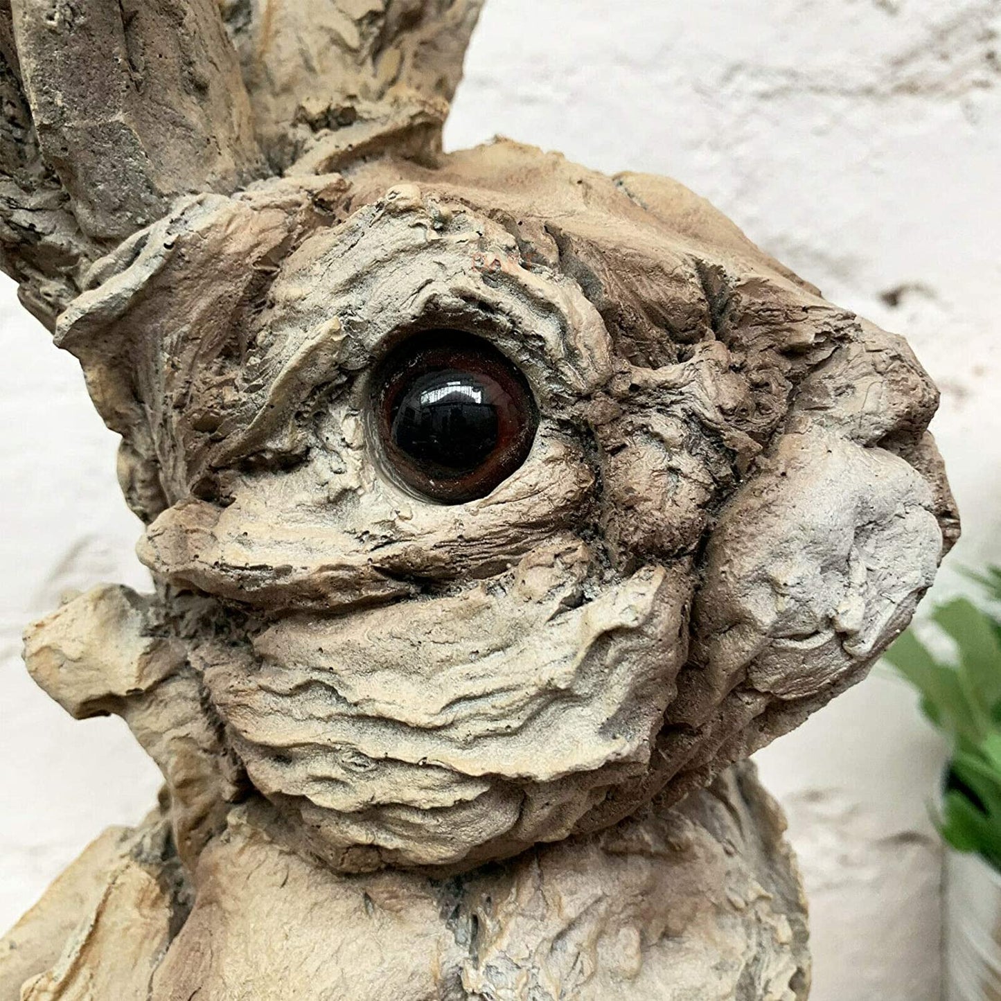 Sculpture de lièvre effet bois – décoration extérieure en résine