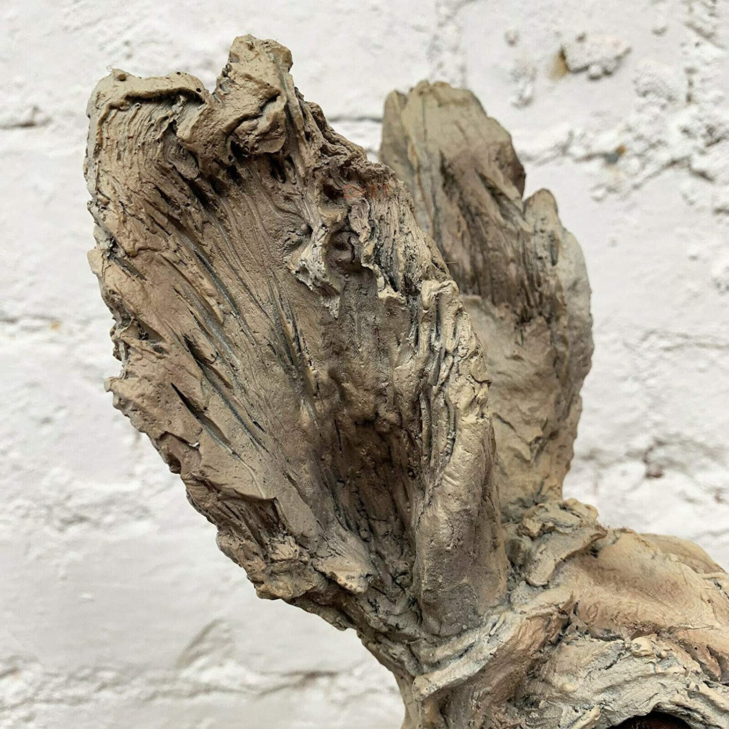 Sculpture de lièvre effet bois – décoration extérieure en résine