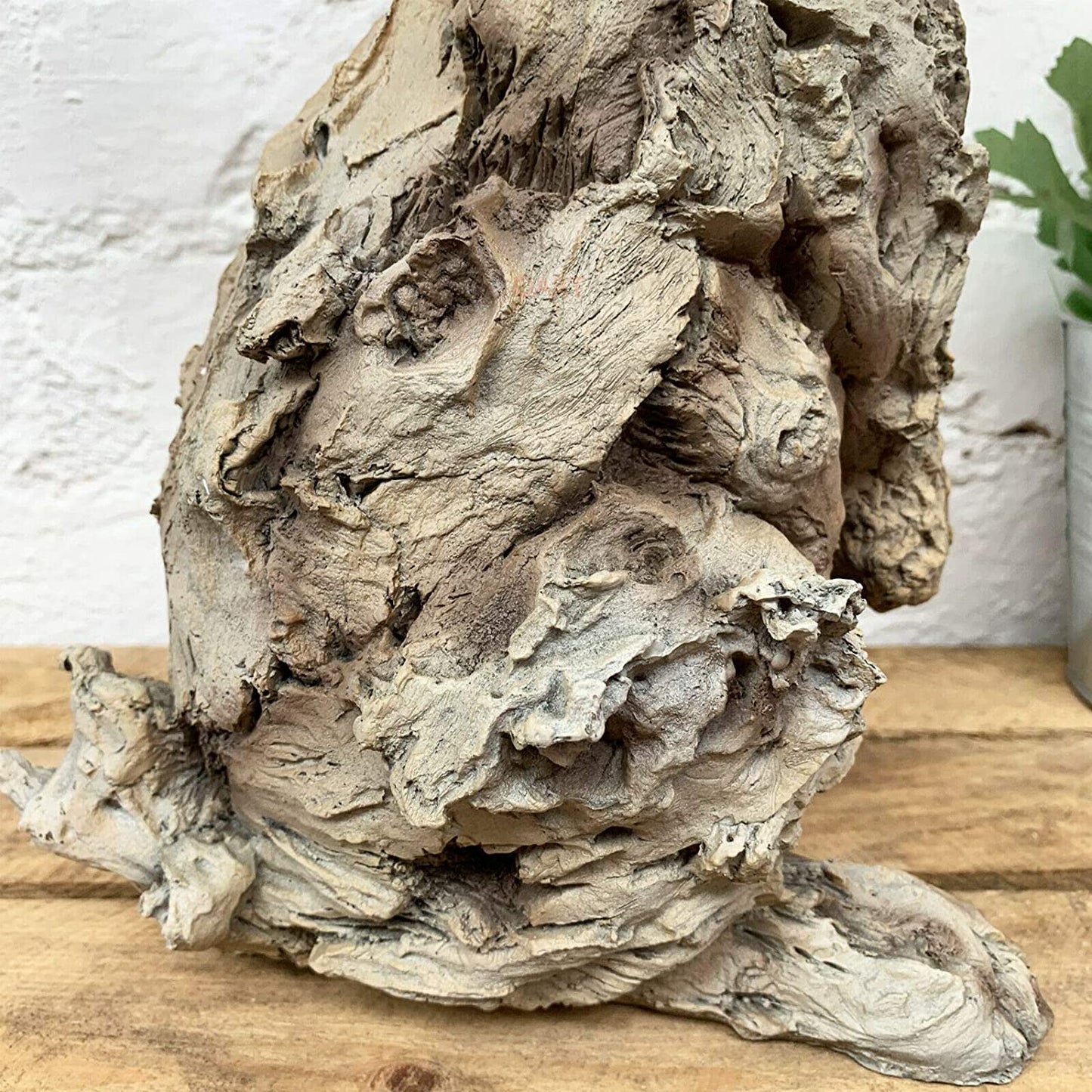 Sculpture de lièvre effet bois – décoration extérieure en résine