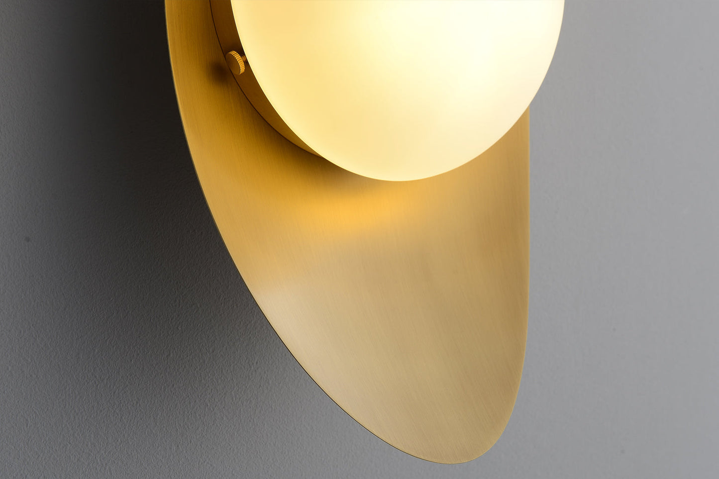 Applique Murale Dorée – Forme Galet Sculptural