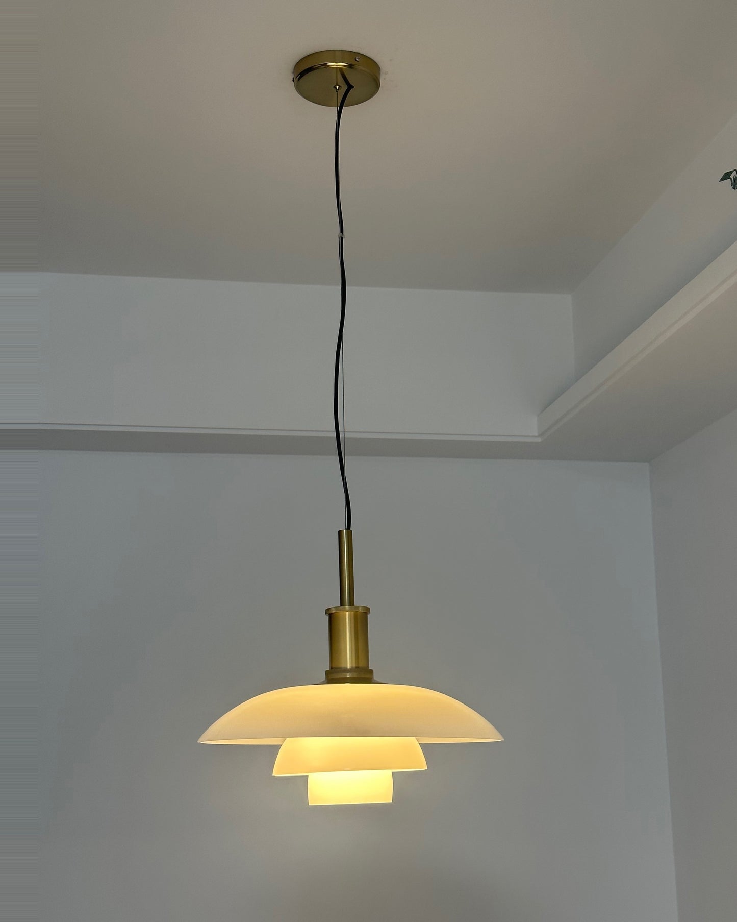 Suspension Danoise en Verre Opalin – Style Scandinave