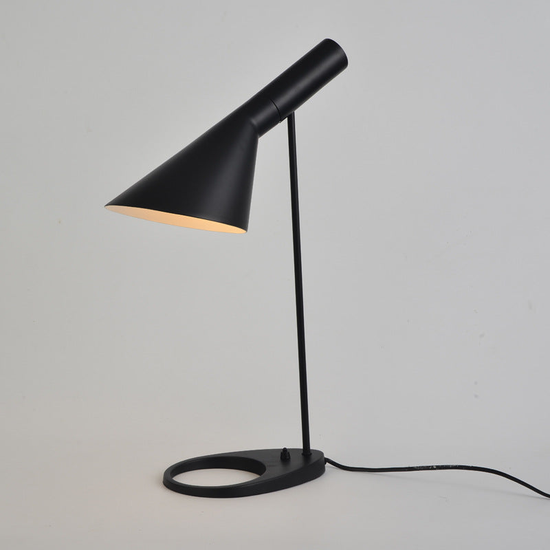 Lampe de Table AJ – Élégance Moderne et Fonctionnalité Réglable