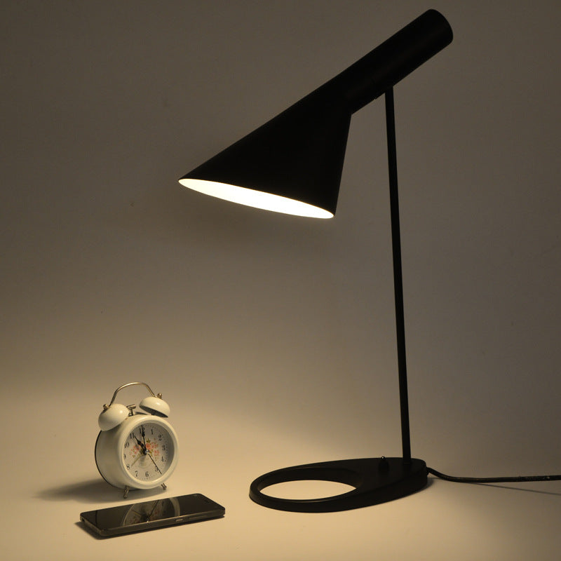 Lampe de Table AJ – Élégance Moderne et Fonctionnalité Réglable