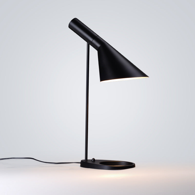 Lampe de Table AJ – Élégance Moderne et Fonctionnalité Réglable