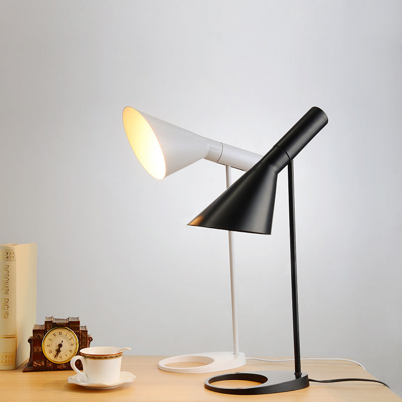 Lampe de Table AJ – Élégance Moderne et Fonctionnalité Réglable