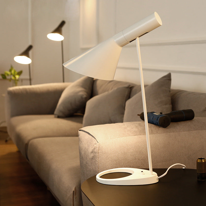 Lampe de Table AJ – Élégance Moderne et Fonctionnalité Réglable