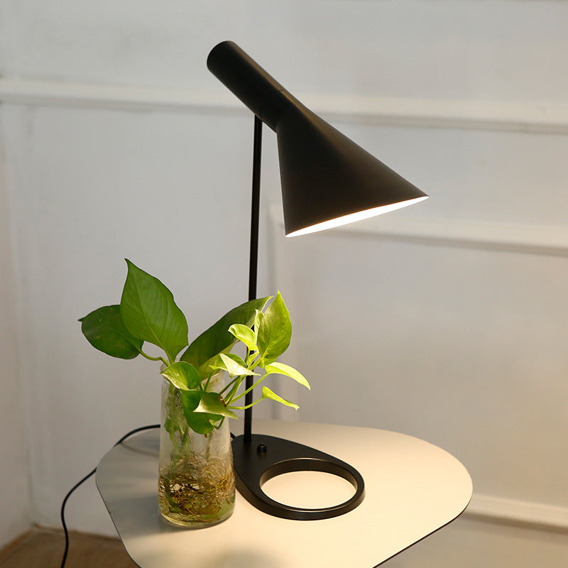 Lampe de Table AJ – Élégance Moderne et Fonctionnalité Réglable