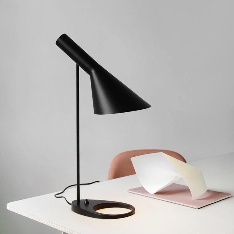 Lampe de Table AJ – Élégance Moderne et Fonctionnalité Réglable