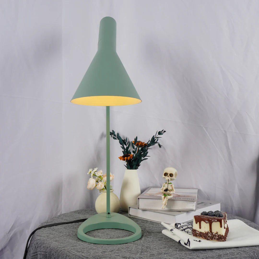 Lampe de Table AJ – Élégance Moderne et Fonctionnalité Réglable
