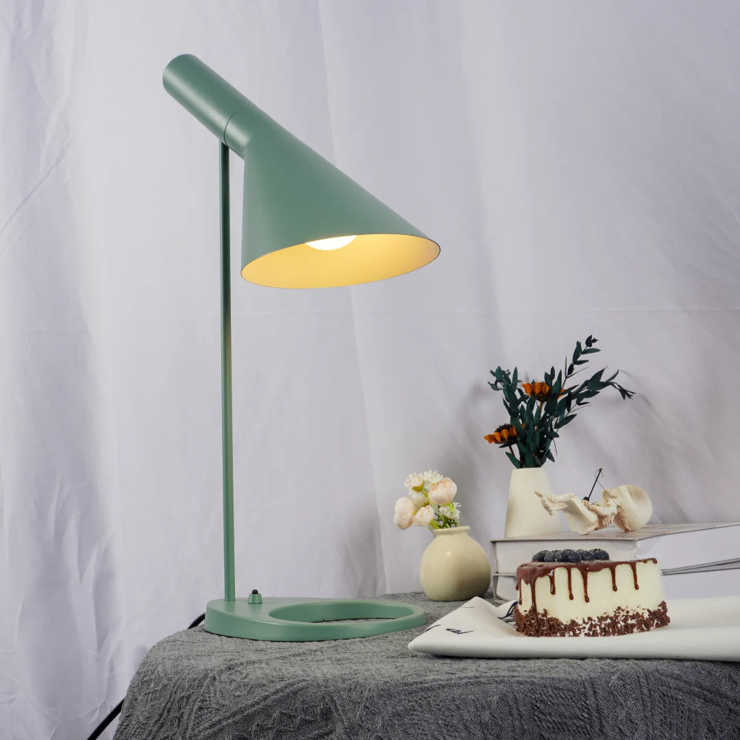 Lampe de Table AJ – Élégance Moderne et Fonctionnalité Réglable