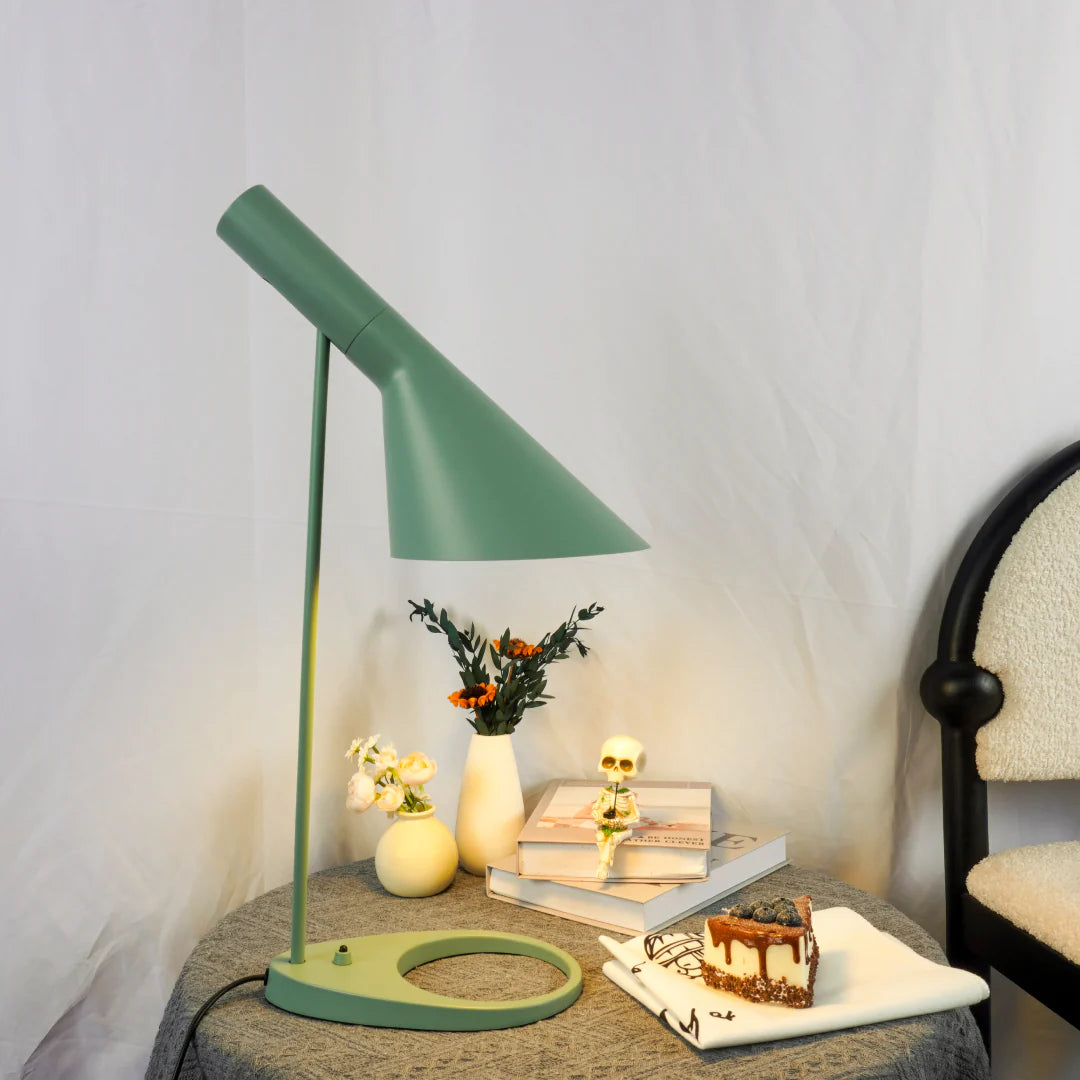 Lampe de Table AJ – Élégance Moderne et Fonctionnalité Réglable