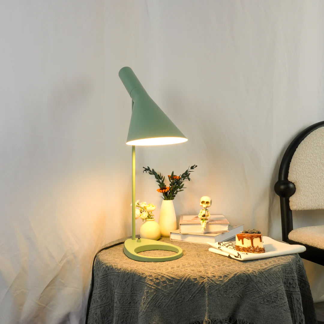 Lampe de Table AJ – Élégance Moderne et Fonctionnalité Réglable
