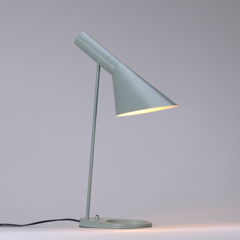 Lampe de Table AJ – Élégance Moderne et Fonctionnalité Réglable