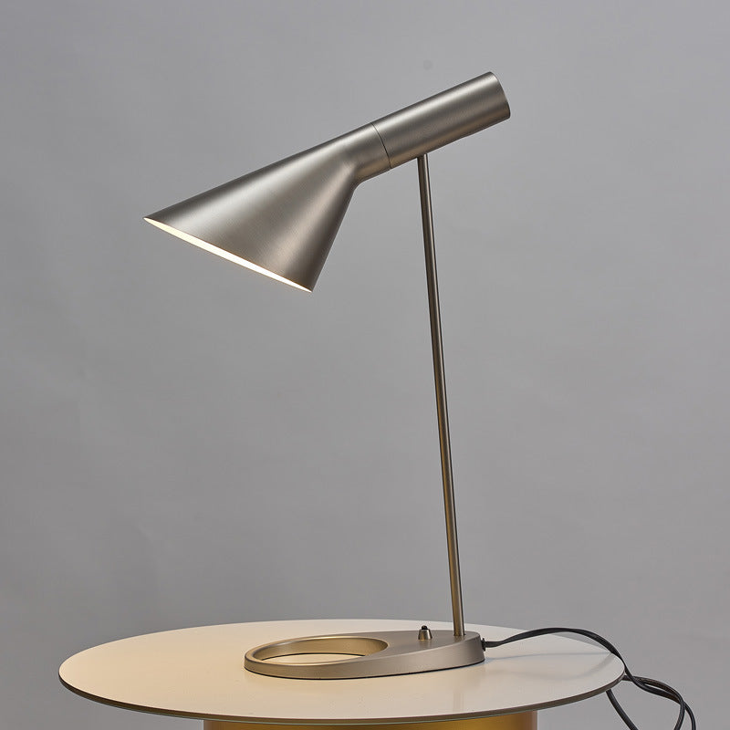 Lampe de Table AJ – Élégance Moderne et Fonctionnalité Réglable