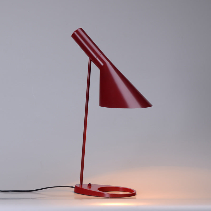 Lampe de Table AJ – Élégance Moderne et Fonctionnalité Réglable