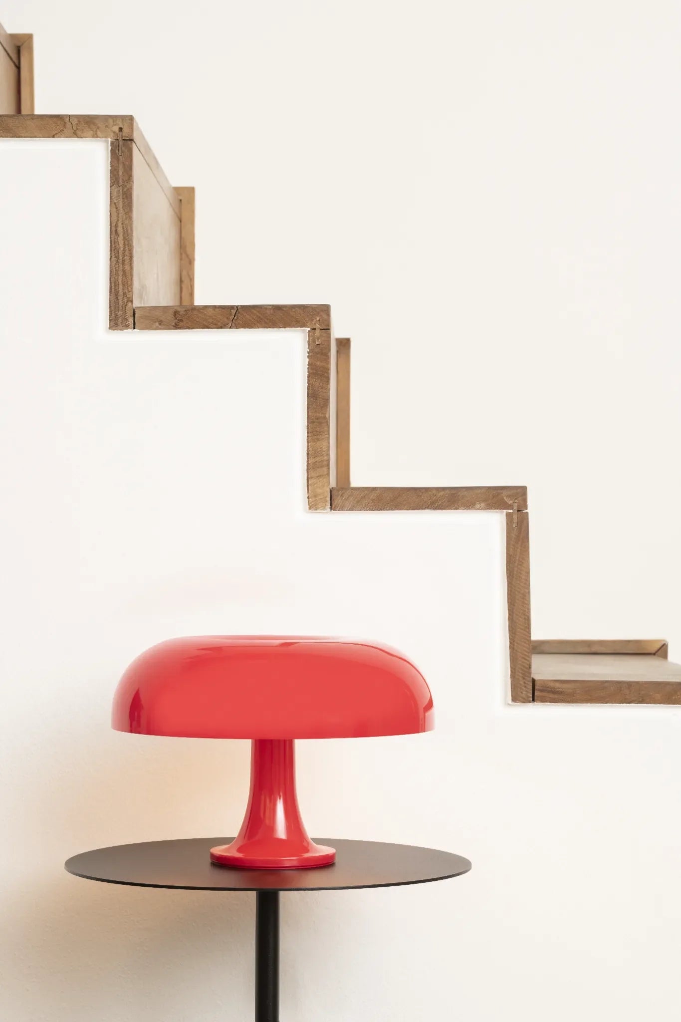 Lampe de Table Design Nessino – Une Icône Rétro au Style Futuriste
