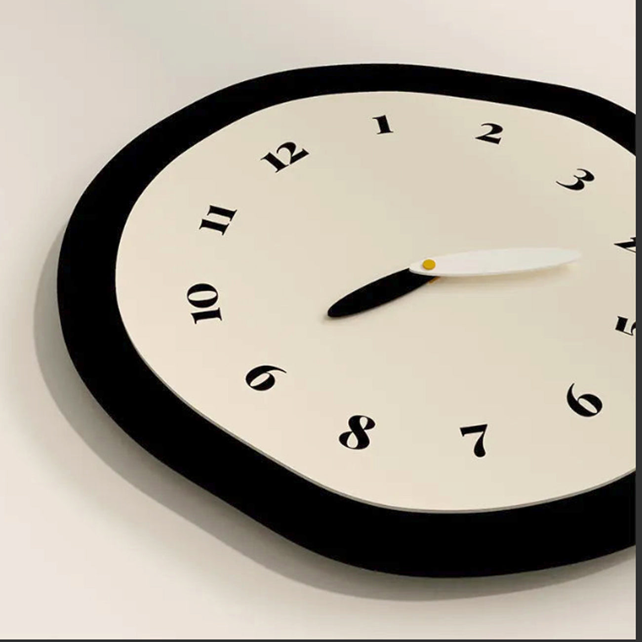Horloge Murale Abstraite Distordue Silencieuse – Design Moderne et Mouvement Quartz