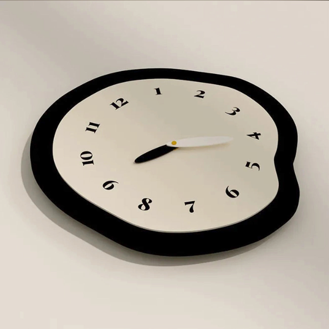 Horloge Murale Abstraite Distordue Silencieuse – Design Moderne et Mouvement Quartz