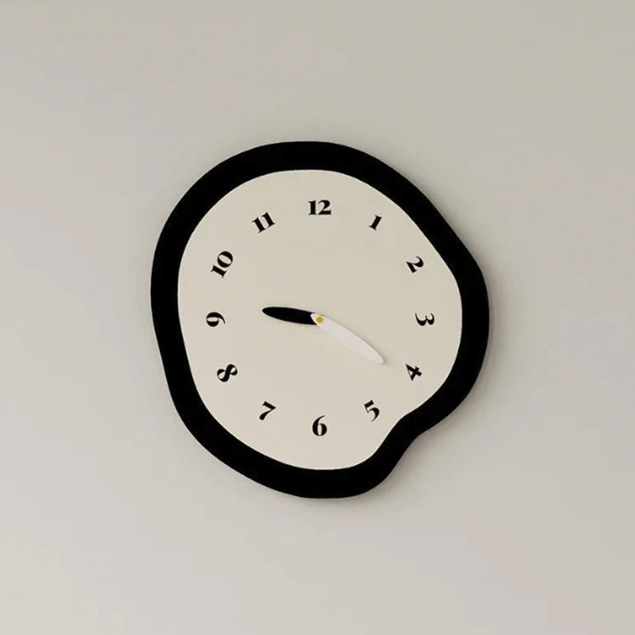 Horloge Murale Abstraite Distordue Silencieuse – Design Moderne et Mouvement Quartz