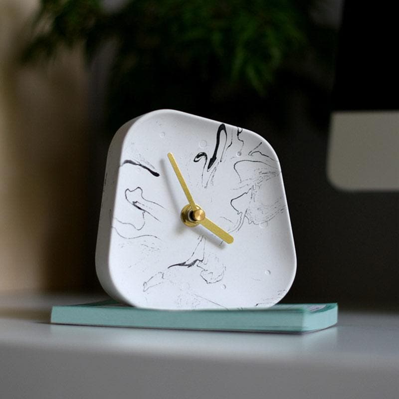 Horloge de Bureau en Ciment Silencieuse – Design Rétro Minimaliste avec Aiguilles Dorées