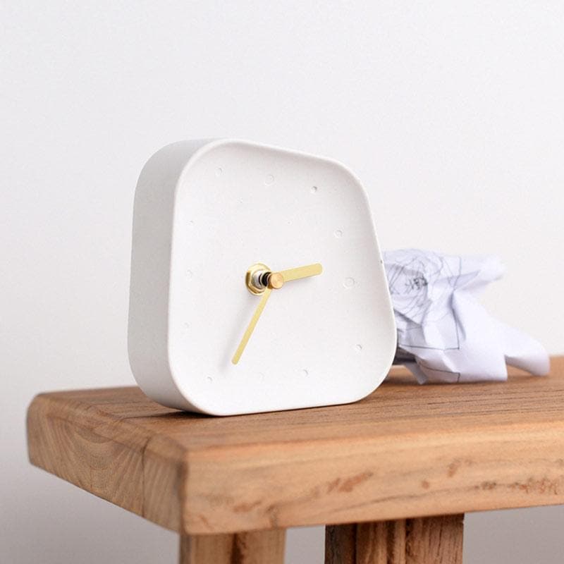 Horloge de Bureau en Ciment Silencieuse – Design Rétro Minimaliste avec Aiguilles Dorées