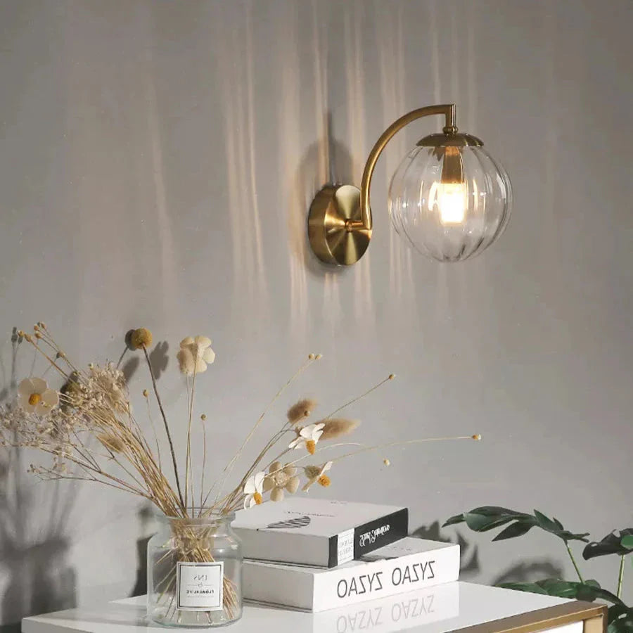 Applique Murale LED Verre Rond avec Bras Doré Courbé