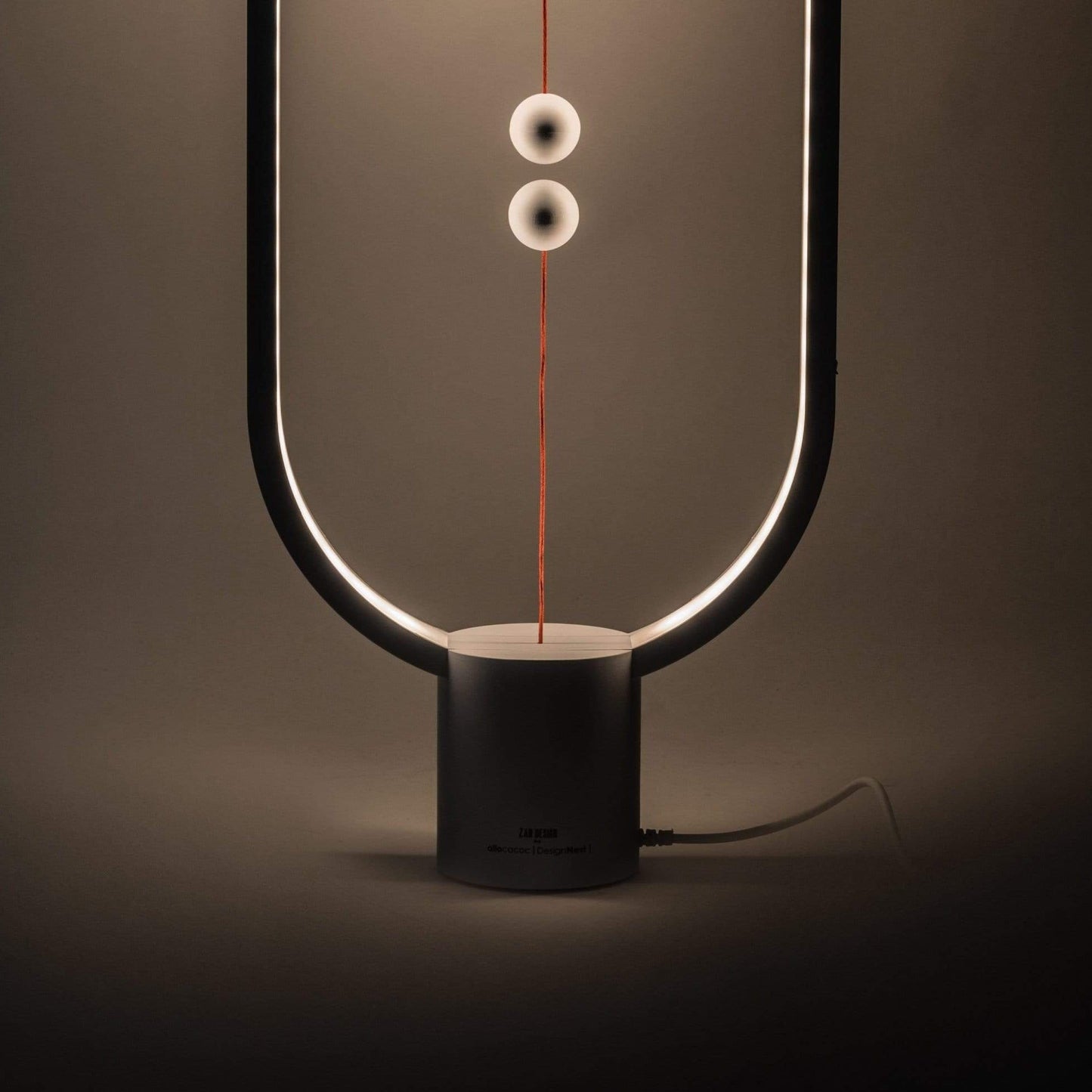 Magnet Light | Lampe de Bureau Moderne et Révolutionnaire avec Design Élégant
