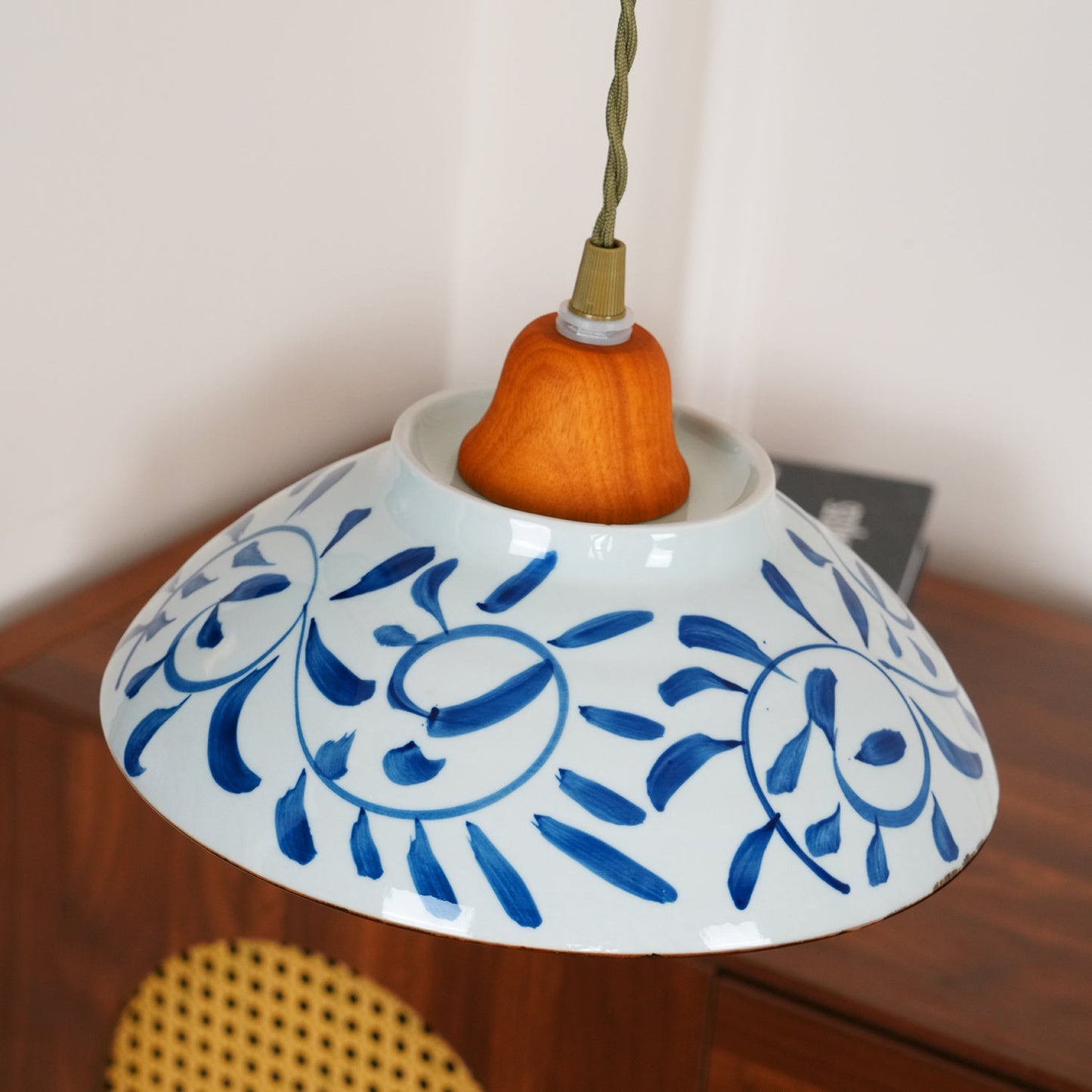 Suspension en Céramique Campbell – Élégance Vintage et Motif Bleu Distinctif