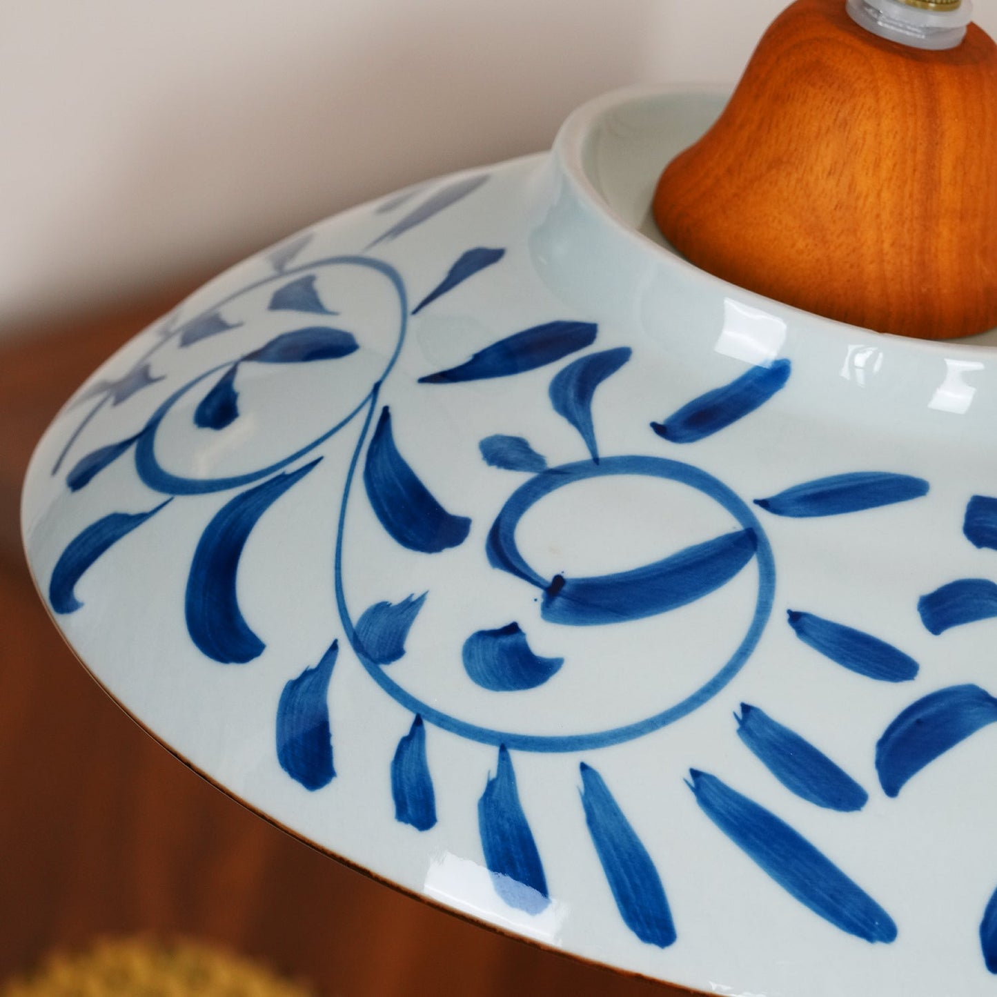 Suspension en Céramique Campbell – Élégance Vintage et Motif Bleu Distinctif