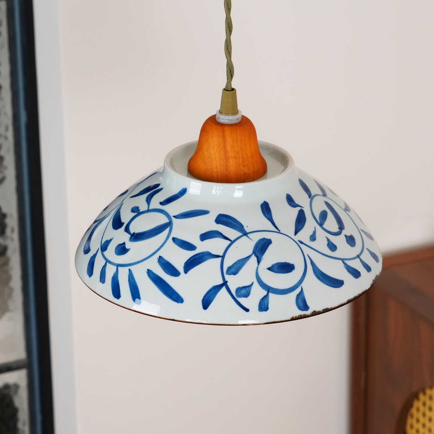 Suspension en Céramique Campbell – Élégance Vintage et Motif Bleu Distinctif